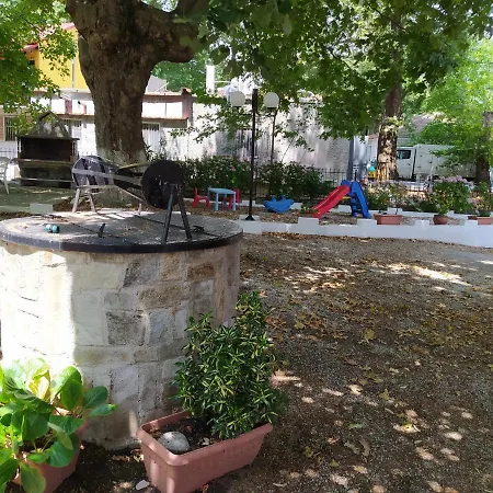 Avli Kokkino Nero