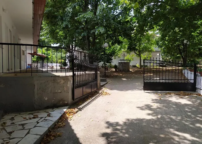 Avli Kókkinon Nerón